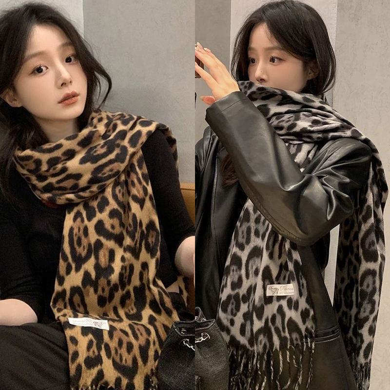 Écharpe rétro en soie à motif  - Vintage Fashion Ai avis et prix